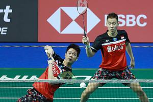 Kevin Sanjaya Sukamuljo/Marcus Fernaldi Gideon (Indonesia) mengembalikan shuttlecock.