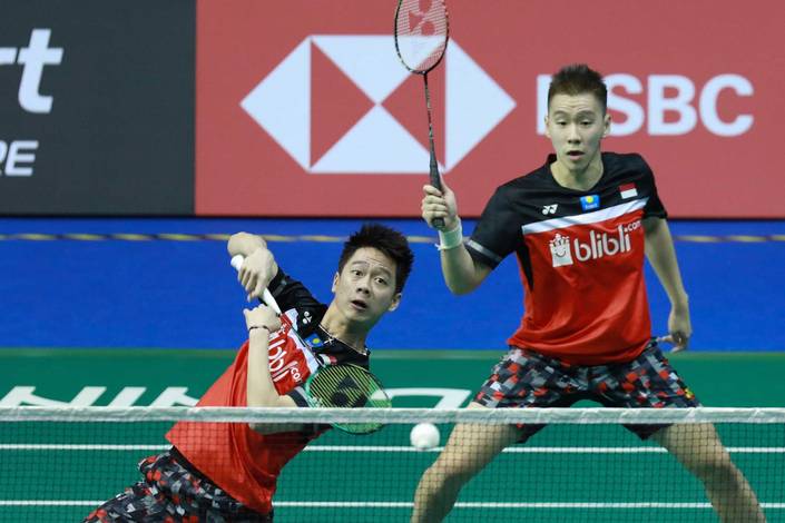 Kevin Sanjaya Sukamuljo/Marcus Fernaldi Gideon (Indonesia) mengembalikan shuttlecock.