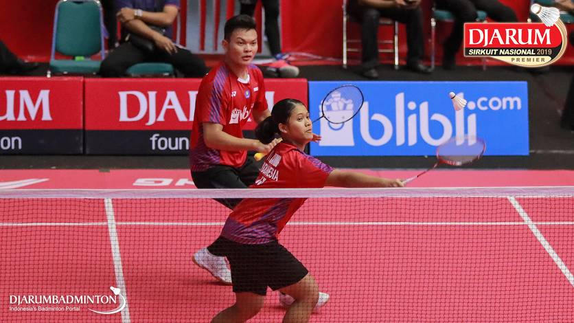 Andre Timotius Tololiu/Dinda Dwi Cahyaning (Pelatnas) mengembalikan shuttlecock. Andre Timotius Tololiu/Dinda Dwi Cahyaning (Pelatnas) mengembalikan shuttlecock.