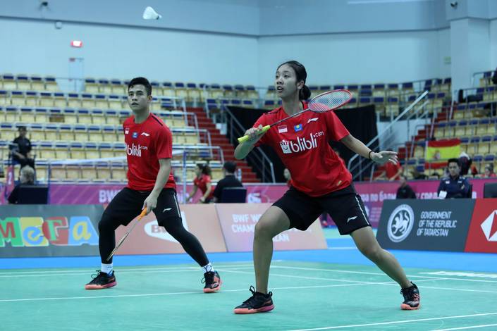 Dwiki Rafian Restu/Metya Inayah Cindiani (Indonesia) bersiap menyambut pengembalian. Dwiki Rafian Restu/Metya Inayah Cindiani (Indonesia) bersiap menyambut pengembalian.