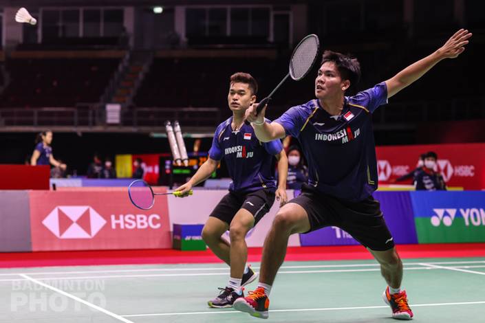 Daniel Marthin/Leo Rolly Carnando (Indonesia) menyambut pengembalian. (Copyright: Badmintonphoto | Courtesy of BWF)