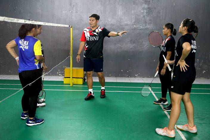 Enroe Suryanto & skuad ganda putri Indonesia (Humas PP PBSI) Enroe Suryanto & skuad ganda putri Indonesia (Humas PP PBSI)