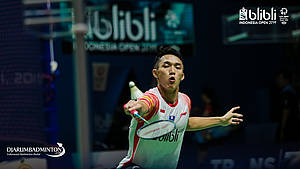 Jonatan Christie (Indonesia) mengembalikan shuttlecock.