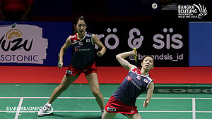 Nami Matsuyama/Chiharu Shida (JPN) bersiap menyambar pengembalian tanggung.