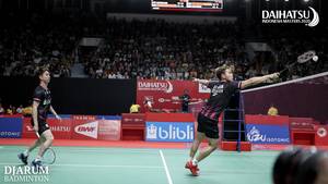 Kevin Sanjaya Sukamuljo/Marcus Fernaldi Gideon (Indonesia) menyambar pengembalian tanggung.