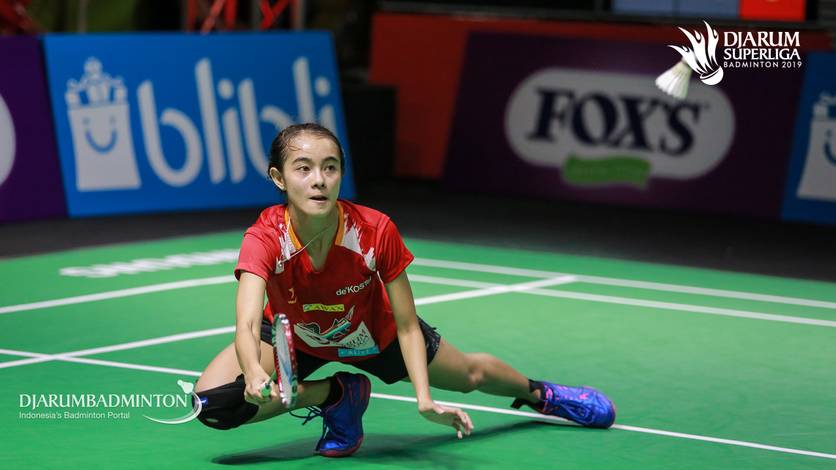 Silvi Wulandari (PB Berkat Abadi) mengembalikan shuttlecock.