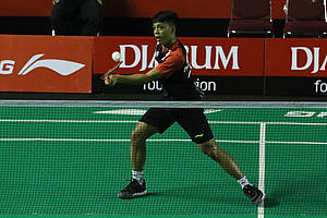 Muhammad Faqih Anshori (PB Djarum Kudus) mengembalikan shuttlecock.