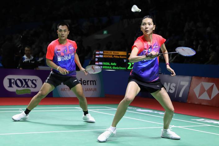 Hafiz Faizal/Gloria Emanuelle Widjaja (Indonesia) bersiap menghadang pengembalian. Hafiz Faizal/Gloria Emanuelle Widjaja (Indonesia) bersiap menghadang pengembalian.
