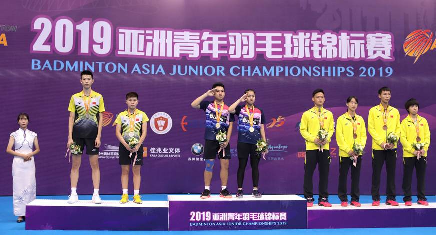 Leo Rolly Carnando/Indah Cahya Sari Jamil (tengah) keluar sebagai juara Asia Junior Championships 2019. Leo Rolly Carnando/Indah Cahya Sari Jamil (tengah) keluar sebagai juara Asia Junior Championships 2019.