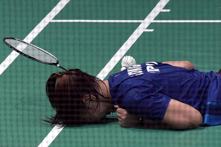 Gabriela Meilana Moningka (Papua) terjatuh saat melawan Saifi Riska Nurhidayah (Jawa Barat), pada semifinal tunggal putri PON Papua 2021 di GOR Waringin (PON PAPUA 2021/Iman Firmansyah) Gabriela Meilana Moningka (Papua) terjatuh saat melawan Saifi Riska Nurhidayah (Jawa Barat), pada semifinal tunggal putri PON Papua 2021 di GOR Waringin (PON PAPUA 2021/Iman Firmansyah)