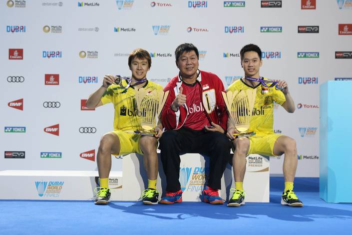 Kevin Sanjaya/Marcus F. Gideon Berfoto Bersama Sang Pelatih Aryo Minarat di Podium Dubai Superseries Finals 2017. (Foto: PBSI)