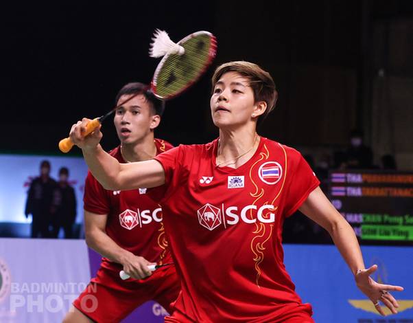 Dechapol Puavaranukroh/Sapsiree Taerattanachai (Thailand) menghadang pengembalian. (Copyright: Badmintonphoto | Courtesy of BWF) Dechapol Puavaranukroh/Sapsiree Taerattanachai (Thailand) menghadang pengembalian. (Copyright: Badmintonphoto | Courtesy of BWF)