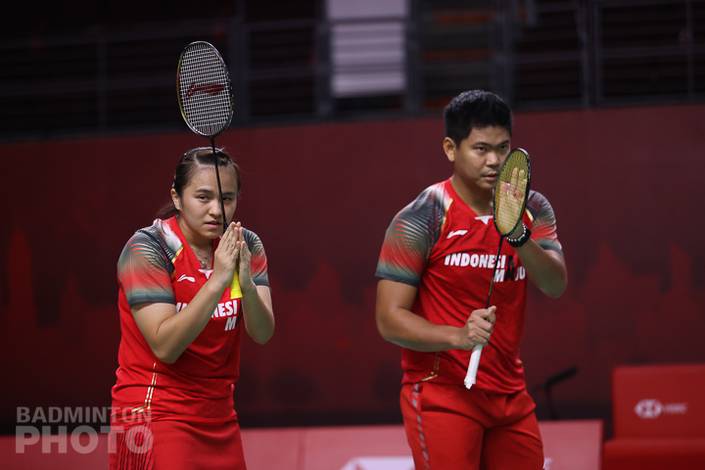Ganda campuran Indonesia, Praveen Jordan/Melati Daeva OKtavianti memberikan salam penghormatan usai bertanding. (Copyright: Badmintonphoto | Courtesy of BWF)