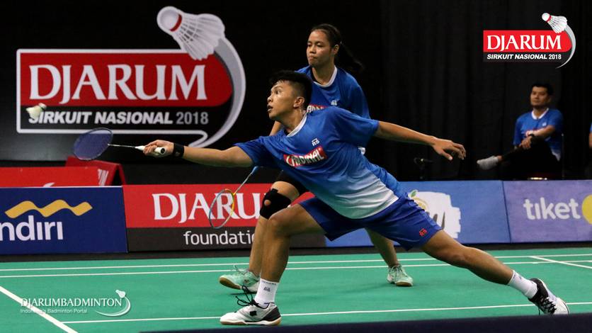 Alif Rafsyah Mauthuthihona/Rayhan Vania Salsabila (Mutiara Cardinal) mengembalikan shuttlecock. Alif Rafsyah Mauthuthihona/Rayhan Vania Salsabila (Mutiara Cardinal) mengembalikan shuttlecock.