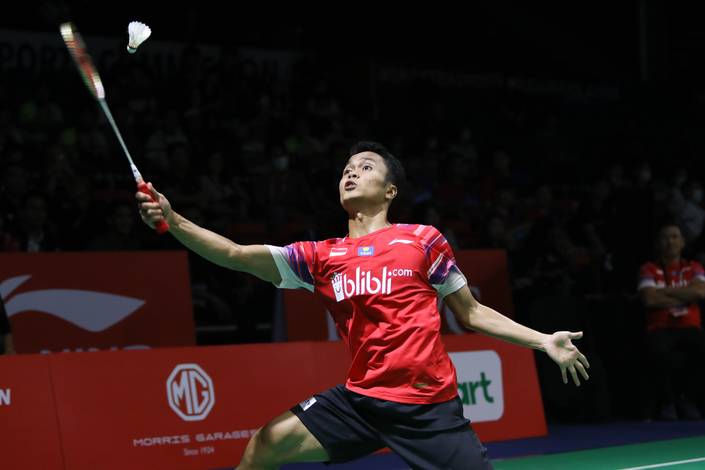 Anthony Sinisuka Ginting (Indonesia) mengembalikan shuttlecock.