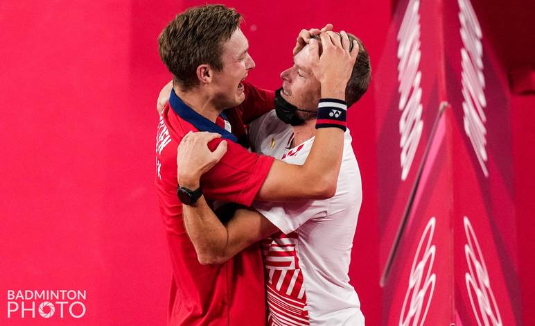 Viktor Axelsen & Kenneth Jonassen (Foto: BADMINTONPHOTO/Yves Lacroix) Viktor Axelsen & Kenneth Jonassen (Foto: BADMINTONPHOTO/Yves Lacroix)
