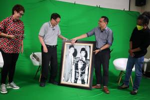 Legenda bulu tangkis Indonesia, Tan Joe Hok, menerima foto dari Redaktur Pelaksana Kompas Adi Prinantyo, saat peluncuran buku "Thomas Cup, Sejarah Tentang Kehebatan Indonesia". (Djarum Badminton)