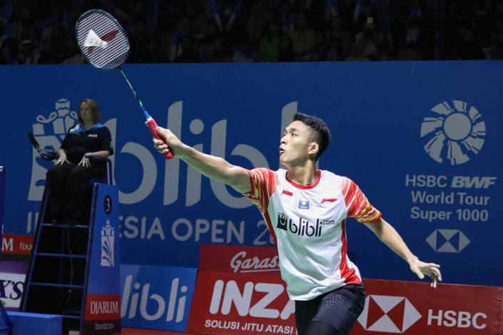 Jonatan Christie (Indonesia) mengembalikan shuttlecock.