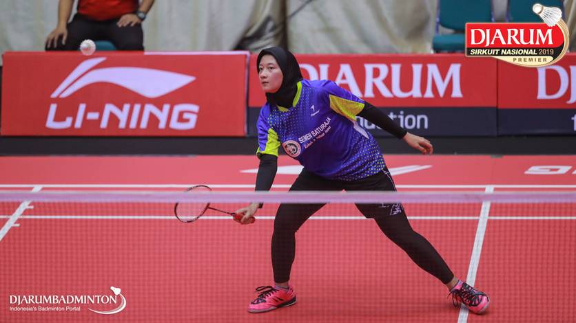 Mia Mawarti Utami (PB Semen Baturaja Palembang) mengembalikan shuttlecock.