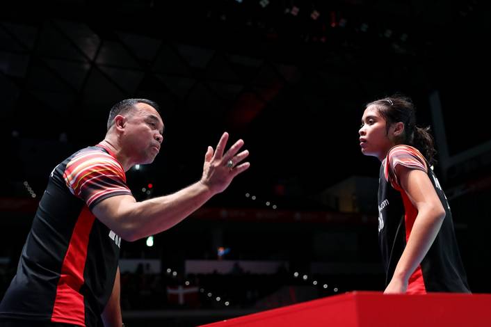 Rionny Mainaky (kiri) saat memberikan arahan kepada Gregoria Mariska Tunjung. Rionny Mainaky (kiri) saat memberikan arahan kepada Gregoria Mariska Tunjung.