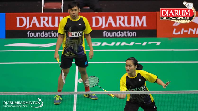 Jaya Alfian Hudha/Denisa Dwi Syawaliah Budiani (Jaya Raya) bersiap menyambut pengembalian. Jaya Alfian Hudha/Denisa Dwi Syawaliah Budiani (Jaya Raya) bersiap menyambut pengembalian.