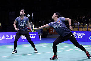 Rizki Amelia Pradipta/Della Destiara Haris (Indonesia) mengembalikan shuttlecock.