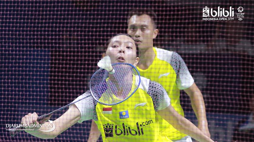 Hafiz Faizal/Gloria Emanuelle Widjaja (Indonesia) mengembalikan shuttlecock. Hafiz Faizal/Gloria Emanuelle Widjaja (Indonesia) mengembalikan shuttlecock.