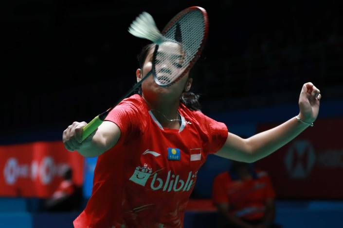 Gregoria Mariska Tunjung (Indonesia) mengembalikan shuttlecock.