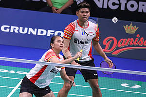 Praveen Jordan/Melati Daeva Oktavianti (Indonesia) bersiap menyambar pengembalian tanggung.
