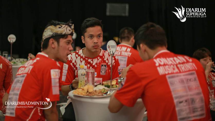Anthony Sinisuka Ginting (tengah) bersama Jonatan Christie (kanan). Anthony Sinisuka Ginting (tengah) bersama Jonatan Christie (kanan).