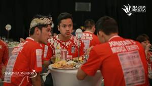Anthony Sinisuka Ginting (tengah) bersama Jonatan Christie (kanan).