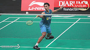 Enzi Shafira (SGS PLN) mengembalikan shuttlecock.