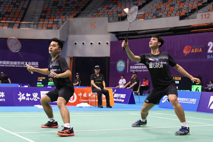Leo Rolly Carnando/Daniel Marthin (Indonesia) mengembalikan shuttlecock. Leo Rolly Carnando/Daniel Marthin (Indonesia) mengembalikan shuttlecock.