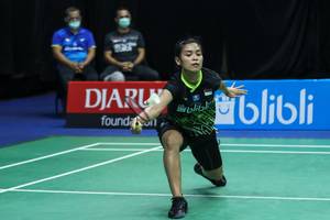 Gregoria Mariska Tunjung mengembalikan shuttlecock.