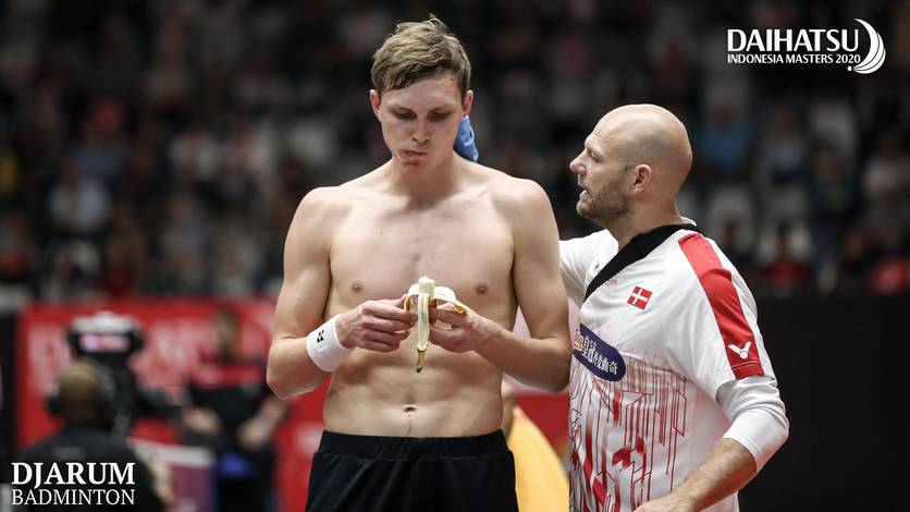 Tunggal putra Denmark, Viktor Axelsen (kiri) saat mendapatkan arahan dari pelatih. Tunggal putra Denmark, Viktor Axelsen (kiri) saat mendapatkan arahan dari pelatih.