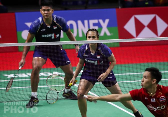 Praveen Jordan/Melati Daev Oktavianti (Indonesia) bersiap menyambut pengembalian. (Copyright: Badmintonphoto | Courtesy of BWF) Praveen Jordan/Melati Daev Oktavianti (Indonesia) bersiap menyambut pengembalian. (Copyright: Badmintonphoto | Courtesy of BWF)