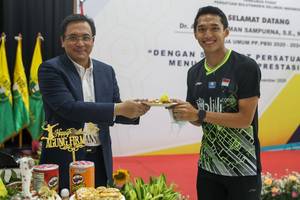 Jonatan Christie (kanan) bersama Ketua Umum PP PBSI, Agung Firman Sampurna.