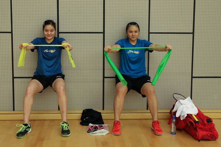 Tania Oktaviani Kusumah dan Melati Daeva Oktavianti (kanan) saat melakukan latihan. 