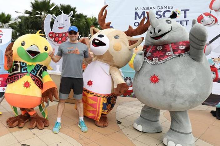 Bhin Bhin, Atung, dan Kaka Berfoto Bersama Seorang Turis. Bhin Bhin, Atung, dan Kaka Berfoto Bersama Seorang Turis.