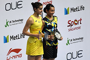 Tai Tzu Ying bersama Carolina Marin di Podium Singapore Open 2017
