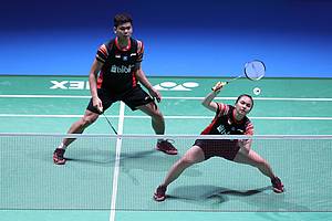 Praveen Jordan/Melati Daeva Oktavianti (Indonesia) menyambut pengembalian.
