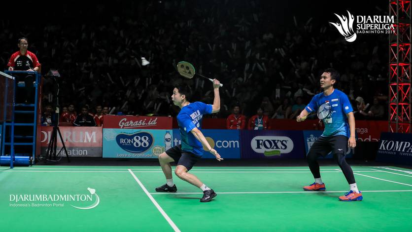 pasangan Kevin Sanjaya Sukamuljo/Mohammad Ahsan (PB Djarum Kudus) mengembalikan shuttlecock. pasangan Kevin Sanjaya Sukamuljo/Mohammad Ahsan (PB Djarum Kudus) mengembalikan shuttlecock.