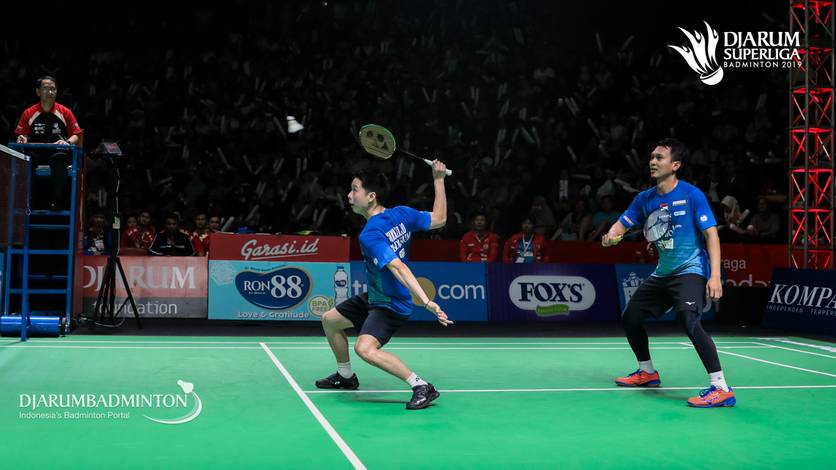 pasangan Kevin Sanjaya Sukamuljo/Mohammad Ahsan (PB Djarum Kudus) mengembalikan shuttlecock.