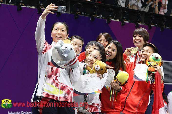 Para peraih medali ganda putri, melakukan wefie di atas podium juara. Para peraih medali ganda putri, melakukan wefie di atas podium juara.