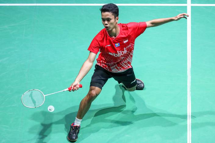 Anthony Sinisuka Ginting (Indonesia) menyambut pengembalian. Anthony Sinisuka Ginting (Indonesia) menyambut pengembalian.