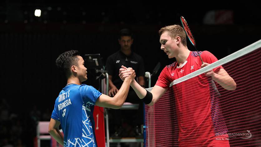 Tunggal putra Denmark, Viktor Axelsen (kanan) selepas bentrok dengan Anthony Sinisuka Ginting (kiri). Tunggal putra Denmark, Viktor Axelsen (kanan) selepas bentrok dengan Anthony Sinisuka Ginting (kiri).