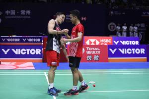 Tunggal putra Indonesia, Anthony Sinisuka Ginting (kanan) berjabat tangan dengan Kento Momota (Jepang) usai bertanding. (Foto: PP PBSI)