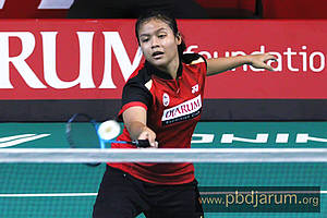 Komang Ayu Cahya Dewi (PB Djarum Kudus) mengembalikan shuttlecock.