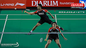 Dejan Ferdinansyah/Serena Kani (PB Djarum Kudus) menyambut pengembalian.