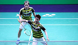 Kevin Sanjaya Sukamuljo/Marcus Fernaldi Gideon mengembalikan shuttlecock.